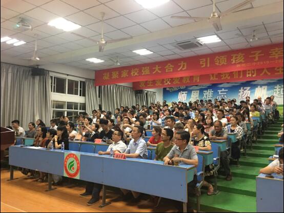 民革安庆市十一支部主委何宏岩为高琦小学、石化二小新生家长举行讲座