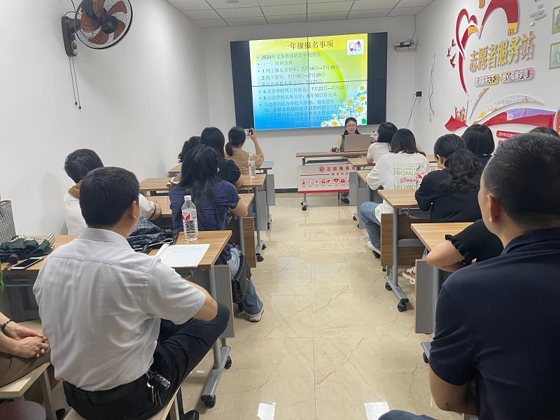 李敏慧老师给大班家长作讲座.jpg