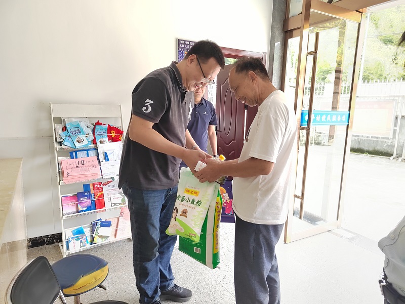 陈仲毅走访慰问结对帮扶户.jpg