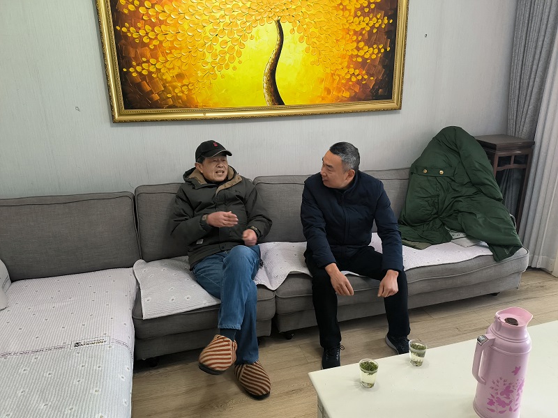 慰问机关退休干部胡平春  图片：黄德强.jpg