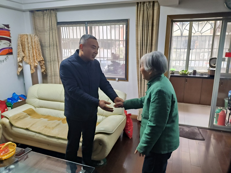 慰问民革老党员秋毅  图片：黄德强.jpg