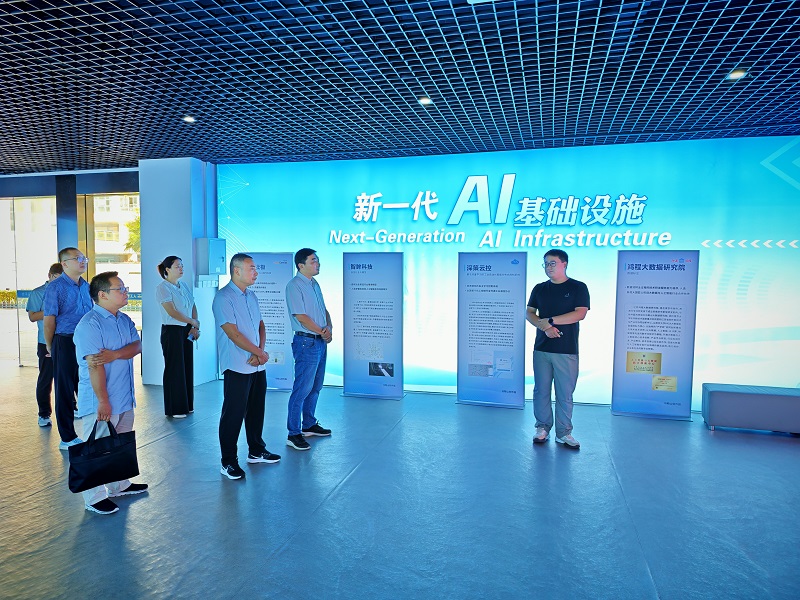 调研组在马鞍山市花山区垂直行业AI大模型训练算力中心实地调研00.jpg