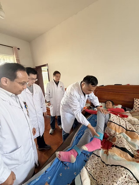 民革安庆市八支部赴保婴民族村义诊