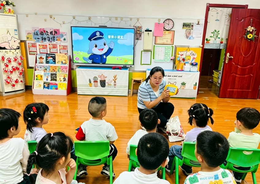 法治润童心 护航伴成长——民革安庆市十二支部走进幼儿园开展普法宣传活动00.jpg