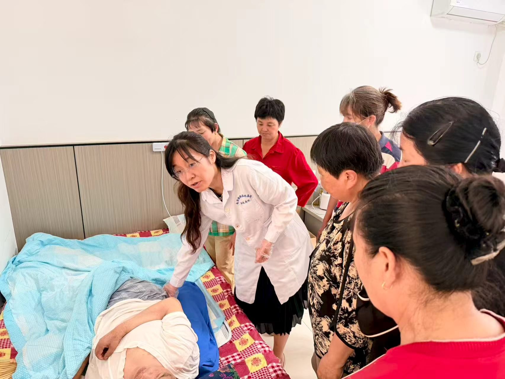 暖心义诊进养老院 健康服务零距离