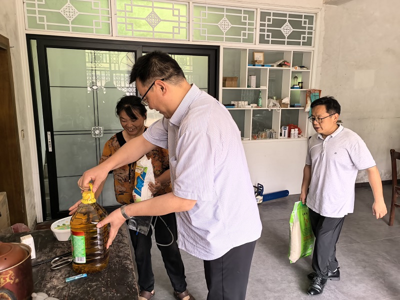 走访慰问结对帮扶户00.jpg