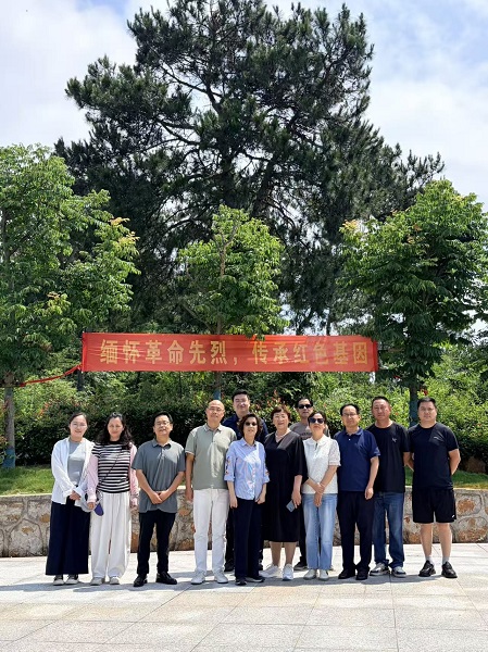 前往大横山抗日烈士陵园开展红色主题教育活动00.jpg