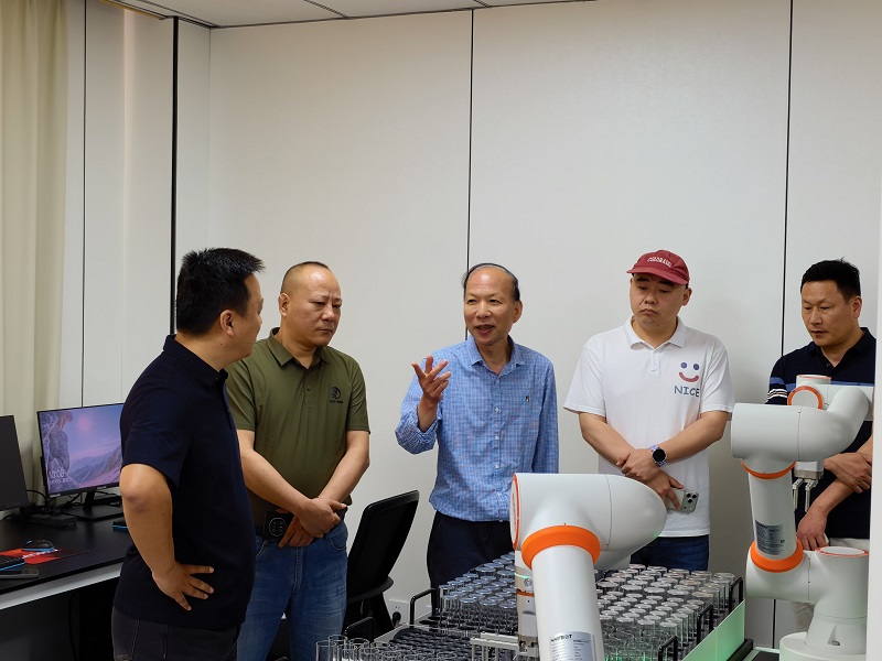 参观“黑灯实验室”00.jpg