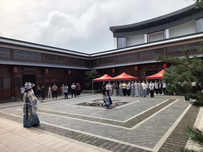 学生们参加黄梅戏互动体验00.jpg